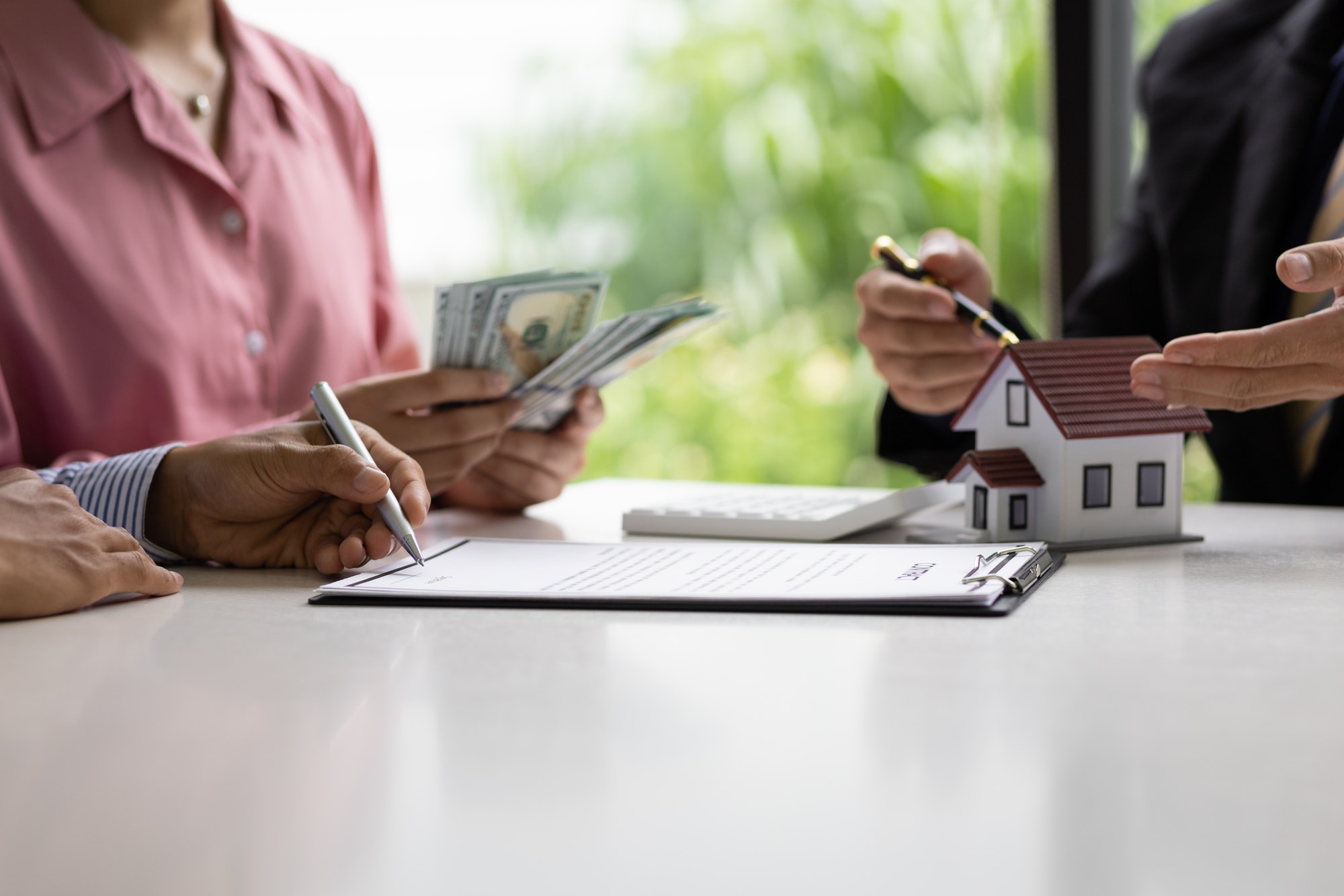 Real estate agents are bidding to sell their homes to customers.